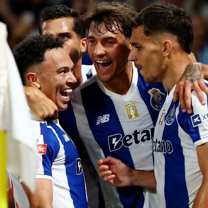 Porto derrota a Bénfica y es líder en Portugal / Reuters