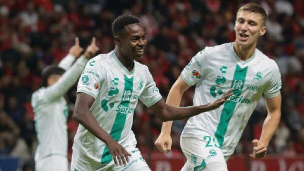 Santos lo ganó sobre el final ante Toluca / Imago7