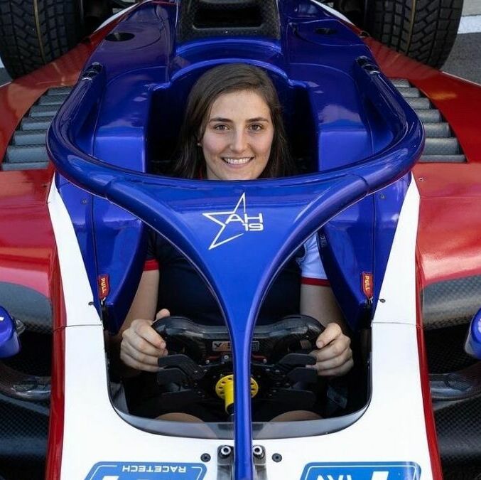 Tatiana Calderón se convirtió en la primera mujer en ganar una carrera en la historia de la NASCAR Brasil (Fotografía: X @TataCalde)