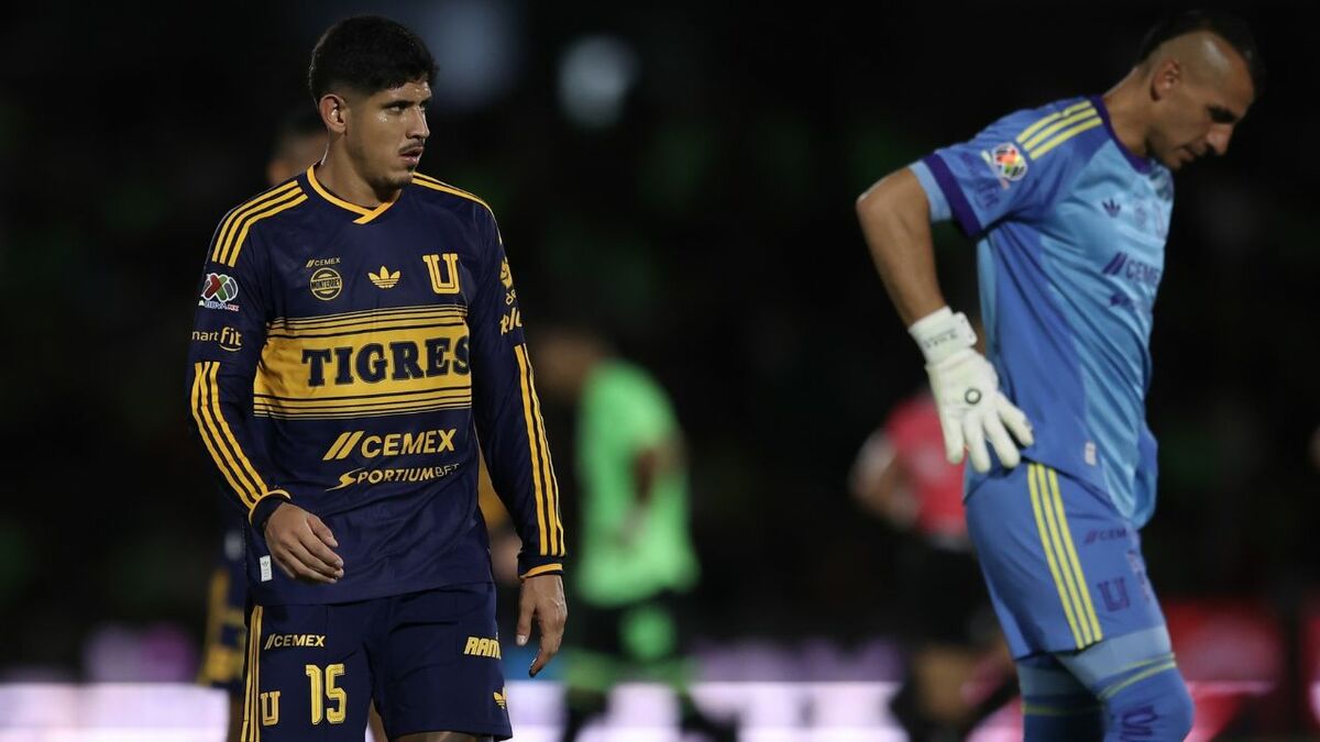 Tigres perdió con Juárez y en la imagen aparece Alan Franco y Nahuel Guzmán lamentándose. (Foto: Mexsport)