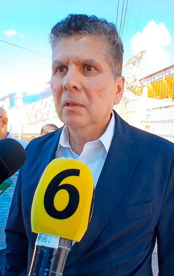 Carlos Emilio González dio un mensaje al salir del Uni. (Foto: Roberto Flores)