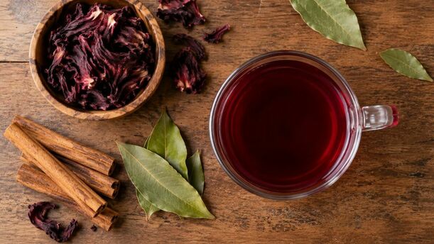 Estos son los beneficios y receta para preparar el té de jamaica, laurel y canela. (Foto: ChatGPT).