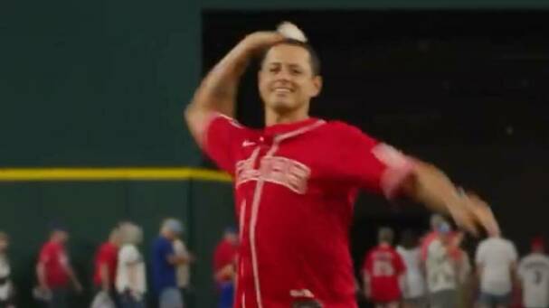 Chicharito Hernández cambia el futbol por beisbol / Captura