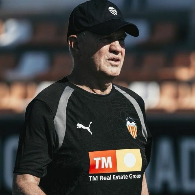 Aguirre ya estuvo con sus jugadores del Valencia. (Foto: Valencia)
