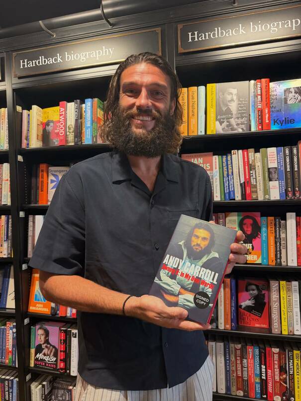 Andy Carroll muestra la portada de su libro. FOTO: @andytcarroll