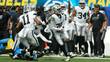 Hezekiah Masses (35), cornerback de los Raiders, intercepta un pase contra Los Angeles Chargers en el SoFi Stadium. FOTO: Reuters