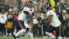 Michael Penix, QB de Atlanta, entrega el balón al running back Bijan Robinson durante el primer cuarto ante Green Bay Packers. FOTO: Reuters