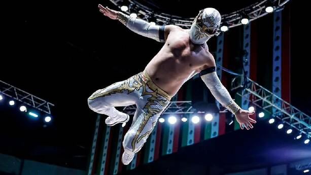 Místico vuela desde la tercera cuerda en un combate en la Arena México previo a la función del 93 Aniversario. FOTO: CMLL