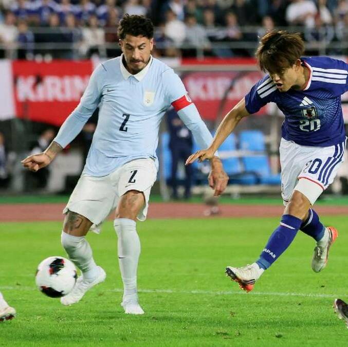 Takefusa Kubo, de japón, dispara en el duelo amistoso entre la selección nipona y Uruguay. FOTO: EFE