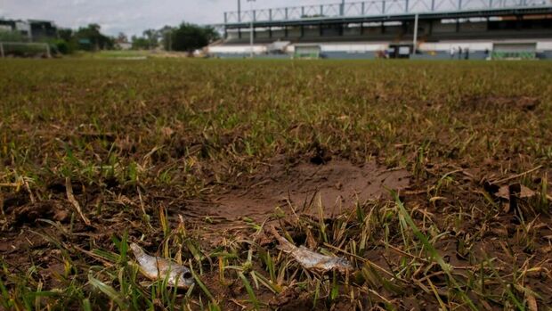 La cancha del estadio Miguel Hidalgo quedó muy dañada. (Foto: Farid Santos)