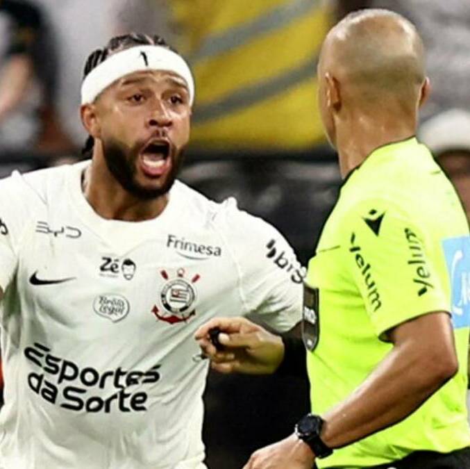 Conmebol investiga a Memphis Depay por supuestos gestos obscenos a seguidores de Estudiantes. FOTO: Reuters