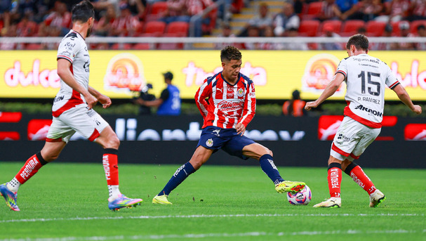 Efraín Álvarez sabe que los Clásicos se juegan a ganar. (Foto: Imago7)