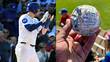 Jugador de los Cubs invita cervezas a aficionados; lanzó 300 dólares amarrados a una pelota. FOTOS: Reuters / Especial