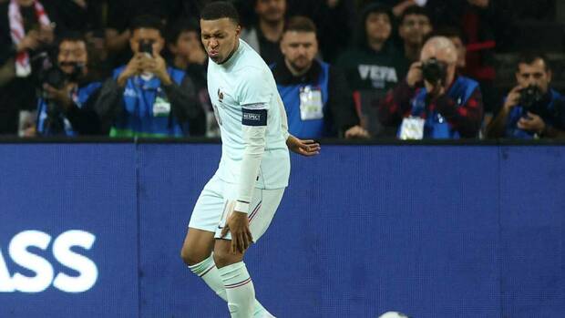 Mbappé recintió la rodilla durante su celebración / Reuters