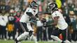 Michael Penix, QB de Atlanta, entrega el balón al running back Bijan Robinson durante el primer cuarto ante Green Bay Packers. FOTO: Reuters