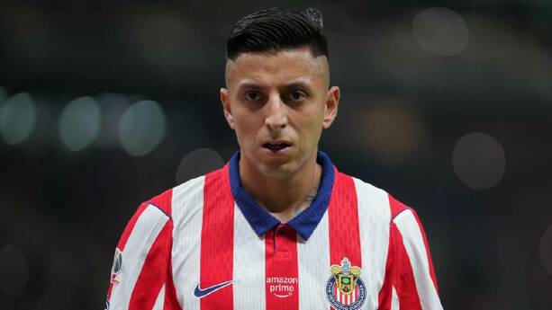 Roberto Alvarado durante un partido con las Chivas. FOTO: imago7