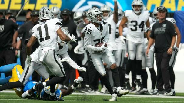 Hezekiah Masses (35), cornerback de los Raiders, intercepta un pase contra Los Angeles Chargers en el SoFi Stadium. FOTO: Reuters