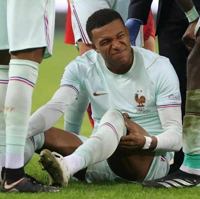 Kylian Mbappé sufrió una lesión en la rodilla en el partido ante Turquía (Fotografía: Reuters)