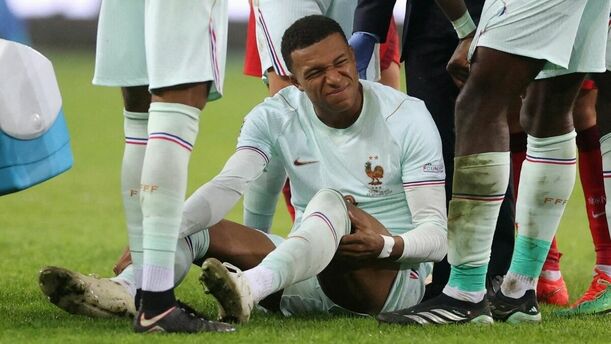 Kylian Mbappé sufrió una lesión en la rodilla en el partido ante Turquía (Fotografía: Reuters)