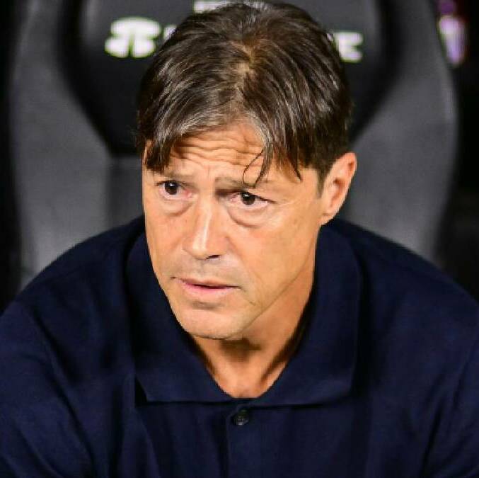 Matías Almeyda observa algunas acciones durante el partido entre Atlante y Monterrey en el Banorte. FOTO: Imago7