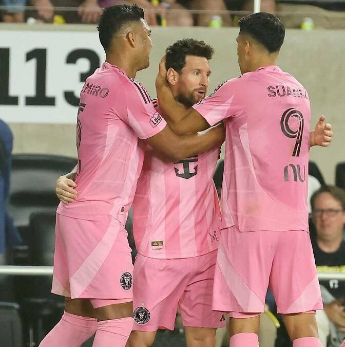 Lionel Messi celebra el golazo que marco frente al Columbus Crew. FOTO: Reuters