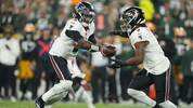 Michael Penix, QB de Atlanta, entrega el balón al running back Bijan Robinson durante el primer cuarto ante Green Bay Packers. FOTO: Reuters