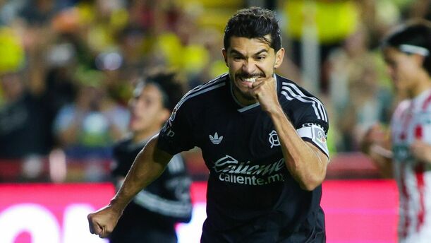 Henry Martín tuvo una gran noche con un triplete ante el Necaxa (Fotografía: Mexsport)