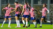 Jugadoras de Chivas Femenil celebran el tanto de la victoria ante Cruz Azul. FOTO: Imago7
