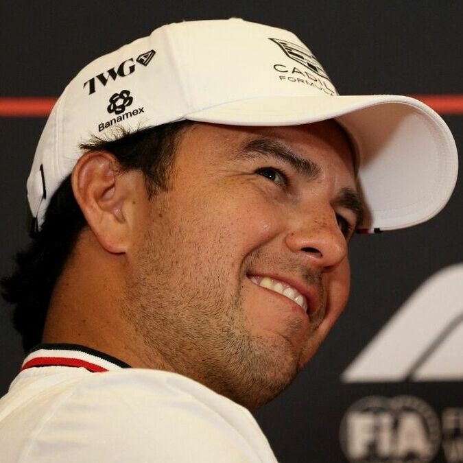 El piloto mexicano volverá a atender a sus fans previo a la carrera en el Autódromo Hermanos Rodríguez (Fotografía: Reuters)