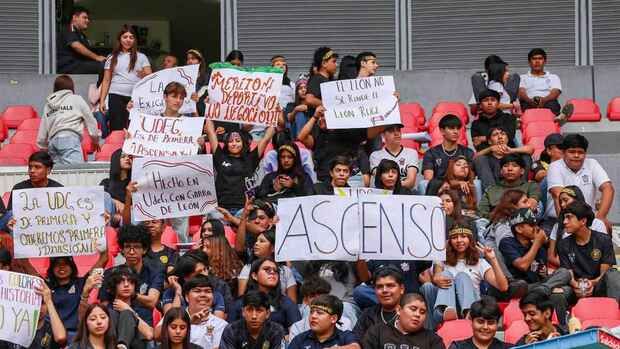 Aficionados en Leones Negros protestan por el regreso del ascenso (Leones Negros)