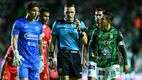 El VAR llama a los árbitros. (Foto: Mexsport)
