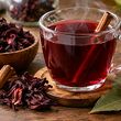Así puedes preparar un té de jamaica, laurel y canela: aprovecha sus beneficios. (Foto: ChatGPT).
