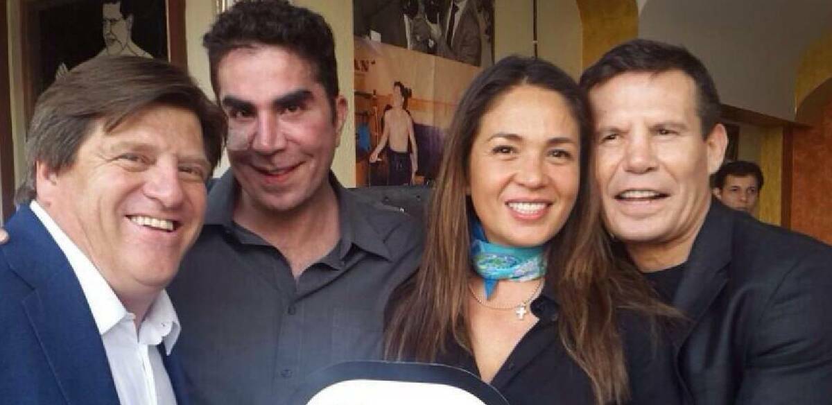 Julio César Chávez compartió esta imagen junto a Jorge Kahwagi, Miguel Herrera y Yolanda Andrade. FOTO: @jcchavez115