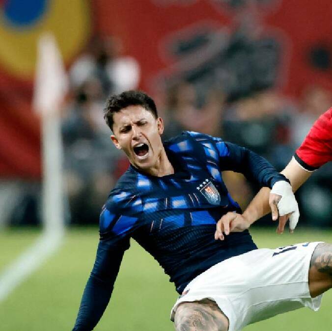El uruguayo Brian Rodríguez disputa el balón con Park Jin-Seob, de Corea del Sur. Foto: Reuters