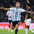 Lautaro Martínez celebra el primer gol del partido entre Argentina vs Bolivia. FOTO: Reuters