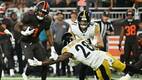 El receptor KC Concepcion se queda con el balón ante la presión del safety Robert Spears-Jennings, de Steelers. FOTO: Reuters