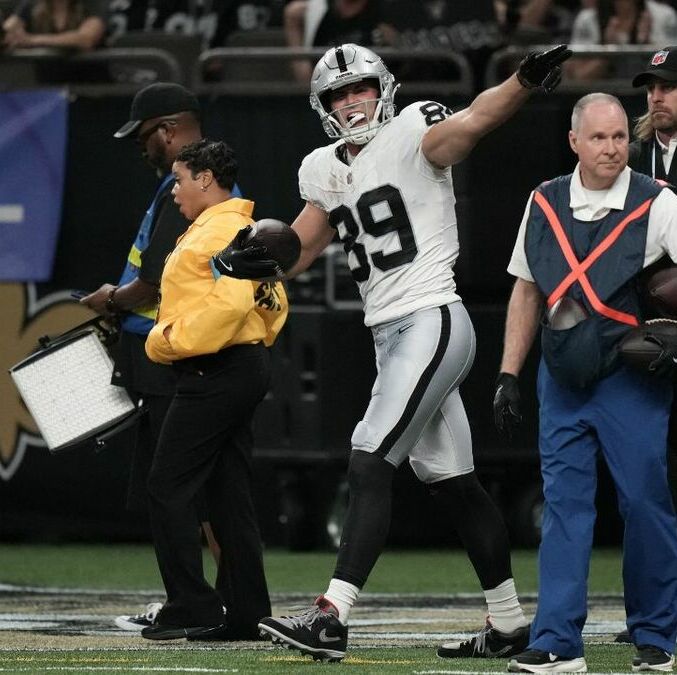 Brock Bowers será uno de los capitanes para el duelo ante los Kansas City Chiefs (Fotografía: Reuters)