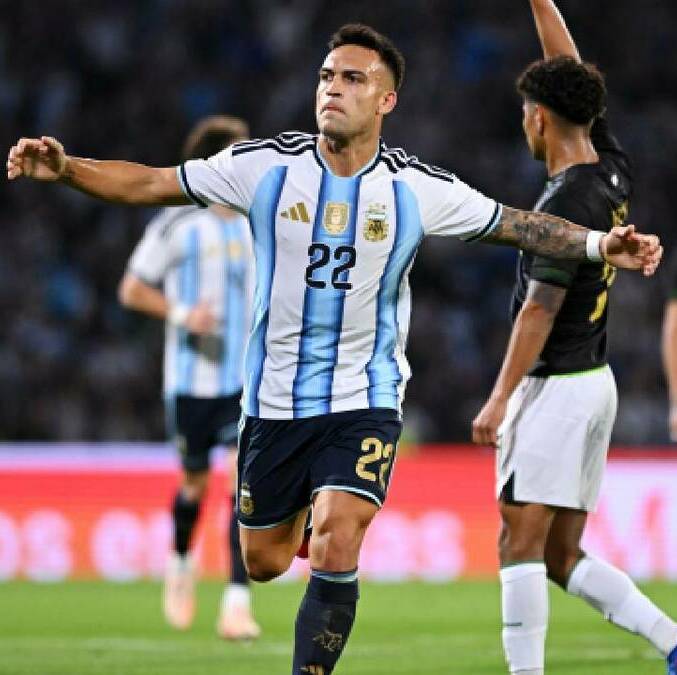 Lautaro Martínez celebra el primer gol del partido entre Argentina vs Bolivia. FOTO: Reuters