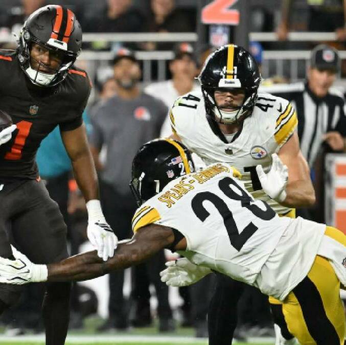 El receptor KC Concepcion se queda con el balón ante la presión del safety Robert Spears-Jennings, de Steelers. FOTO: Reuters