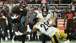 El receptor KC Concepcion se queda con el balón ante la presión del safety Robert Spears-Jennings, de Steelers. FOTO: Reuters