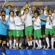 Reyes Blas pasó por su medalla en el festejo del título del Mundial. (Foto: Mexsport)