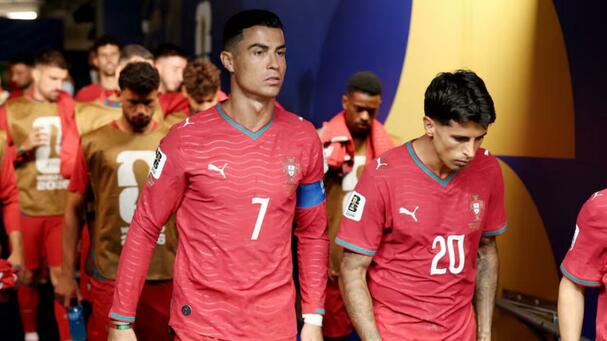 Cristiano Ronaldo y Joao Cancelo (Reuters)