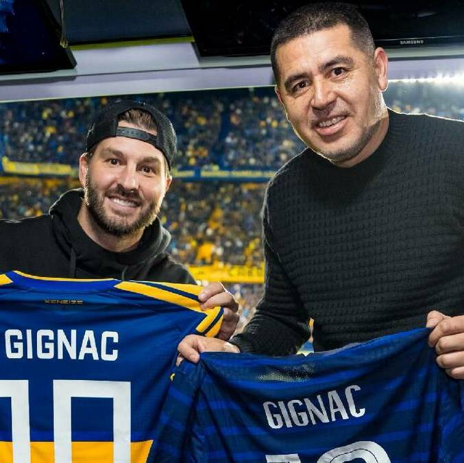 Gignac también compartió algunos momentos con Juan Roman Riquelme. FOTO: @@BocaJrsOficial