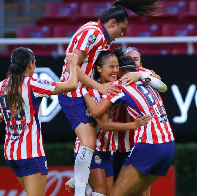 Jugadoras de las Chivas celebran la anotación de Samantha Lopez ante Juárez. FOTO: Imago7