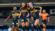 Jugadoras de Tigres celebran uno de los tres goles marcados a los Pumas en Ciudad Universitaria. FOTO: Imago7