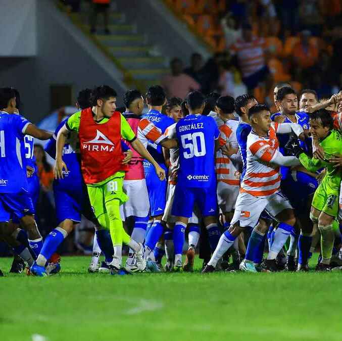 Pelea entre Cruz Azul Hidalgo y Correcaminos (Imago7)
