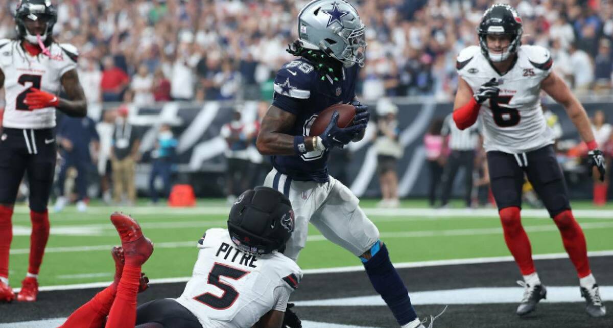 El receptor CeeDee Lamb (88) anota touchdown en el útlimo cuarto contra los Houston Texans en el Reliant Stadium. FOTO: Reuters