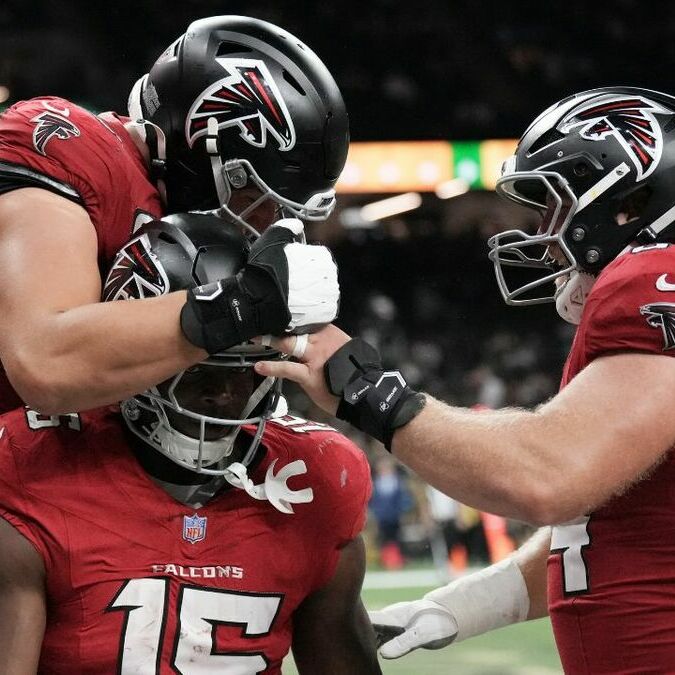 Los Falcons le pasaron por encima a los Saints en su casa (Fotografía: Reuters)