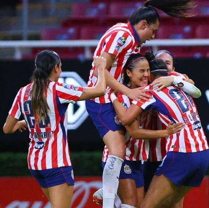 Jugadoras de las Chivas celebran la anotación de Samantha Lopez ante Juárez. FOTO: Imago7