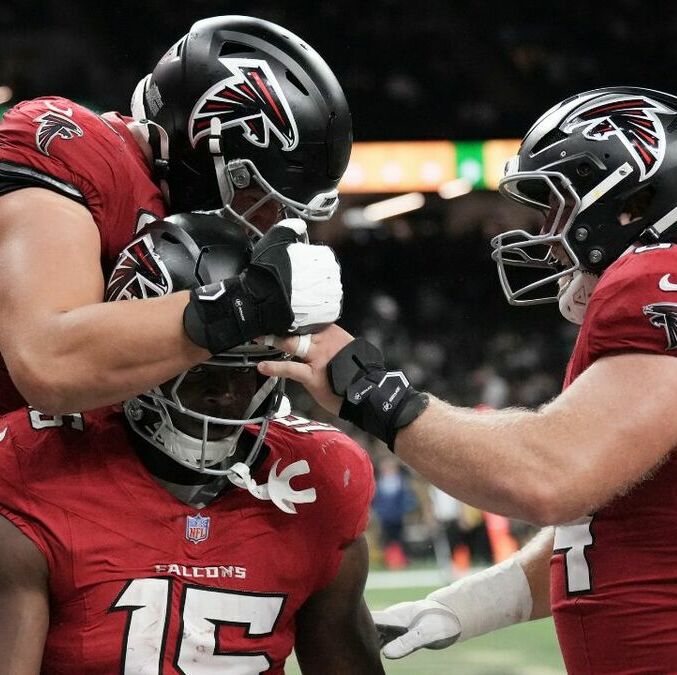 Los Falcons le pasaron por encima a los Saints en su casa (Fotografía: Reuters)